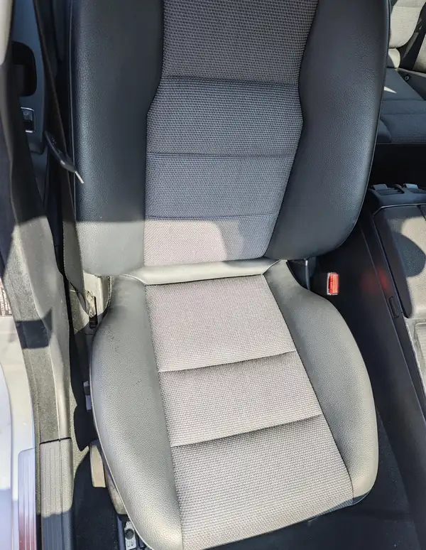 Auto sedište, leva polovina oprana a desna još nije